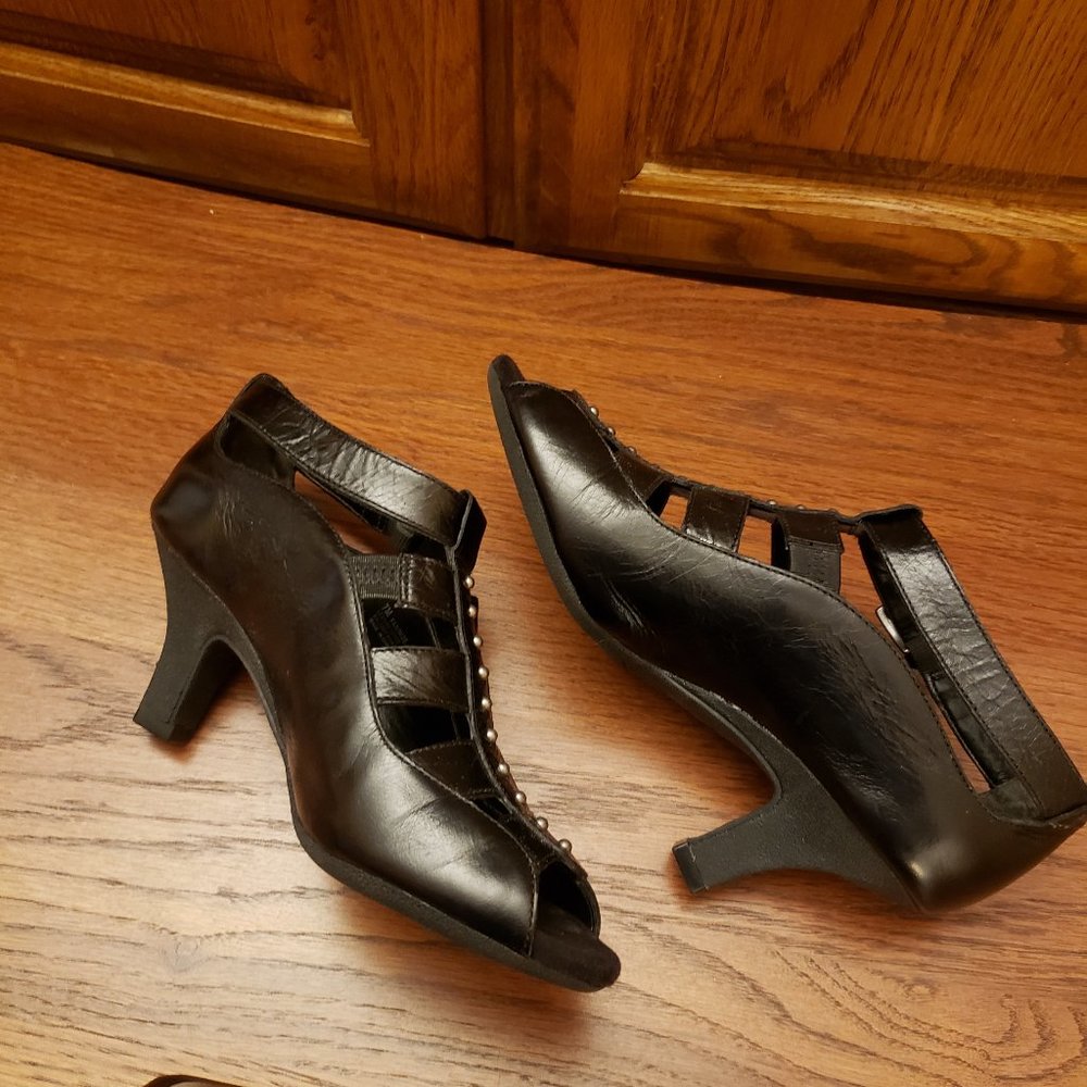 Aerosole Leather Open Toe Shoes!